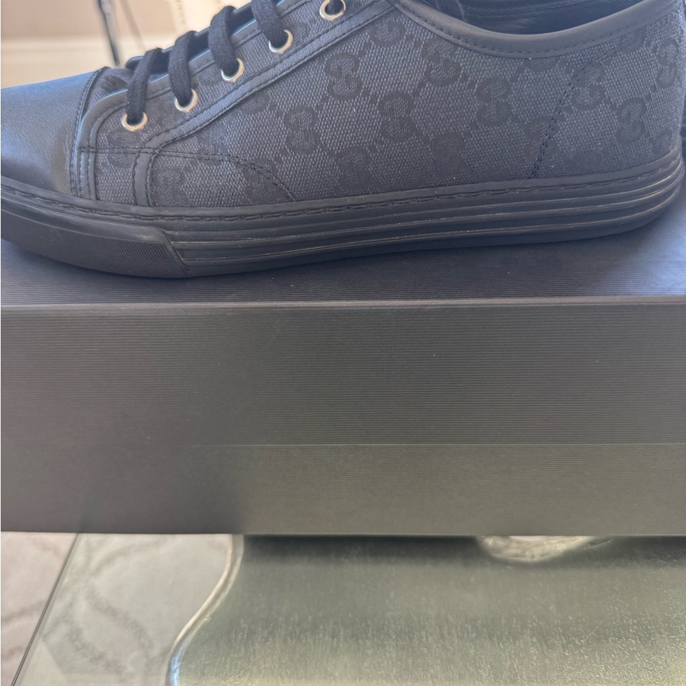 Authentic Men’s Black Gucci Logo Sneakers size 8 - Picture 2 of 4